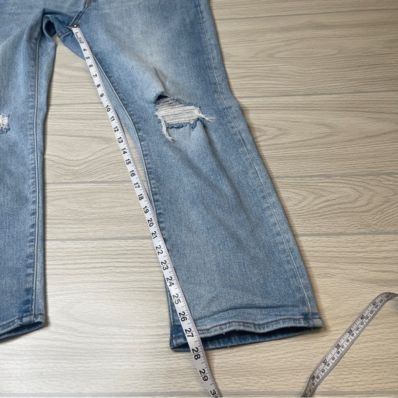 Levi’s Wedgie Straight Button Fly Distressed Knees Light Wash Blue Jeans Size 32 - Picture 13 of 15